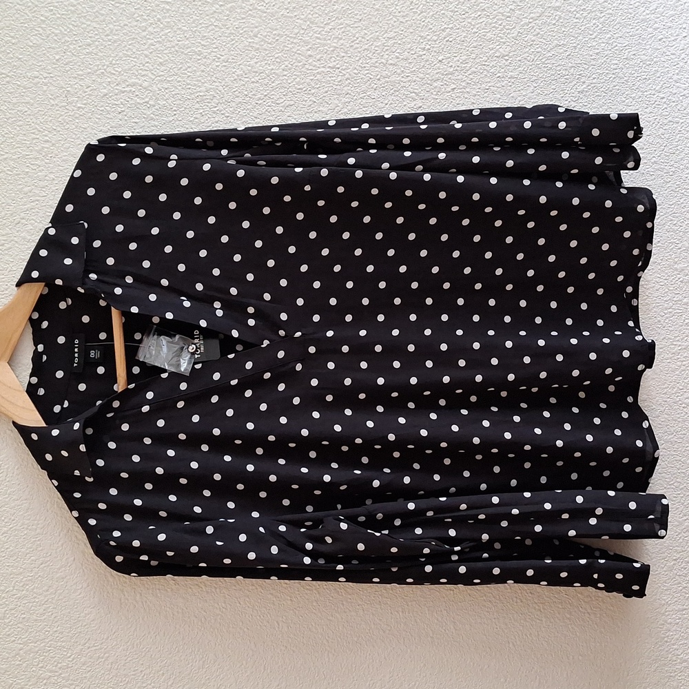 NWT TORRID Lightweight Long Sleeve Top with Polka Dots Black White Size 00 (M/L)